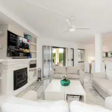 Elegant villa within the exclusive enclave of Los Naranjos Golf, Nueva Andalucia Picture 2