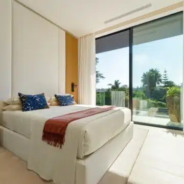 Marvellous villa nestled within the exclusive gated community of Parcelas del Golf, Nueva Andalucia Picture 14