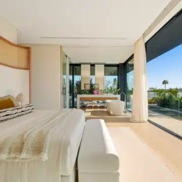 Marvellous villa nestled within the exclusive gated community of Parcelas del Golf, Nueva Andalucia Picture 11
