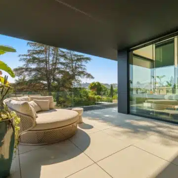 Marvellous villa nestled within the exclusive gated community of Parcelas del Golf, Nueva Andalucia Picture 3