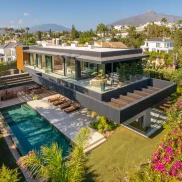 Marvellous villa nestled within the exclusive gated community of Parcelas del Golf, Nueva Andalucia Picture 41