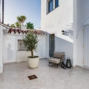 Refurbished 4-bedroom townhouse in the residential development of Los Potros, Nueva Andalucia Picture 4