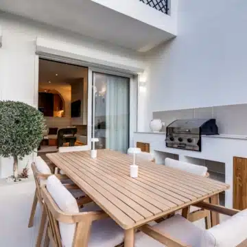 Refurbished 4-bedroom townhouse in the residential development of Los Potros, Nueva Andalucia Picture 6