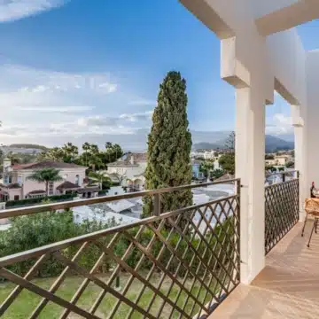 Refurbished 4-bedroom townhouse in the residential development of Los Potros, Nueva Andalucia Picture 30