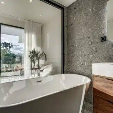 Refurbished 4-bedroom townhouse in the residential development of Los Potros, Nueva Andalucia Picture 16