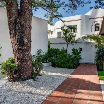 Refurbished 4-bedroom townhouse in the residential development of Los Potros, Nueva Andalucia Picture 41