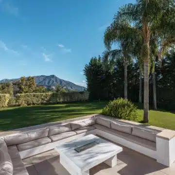 Masterpiece 5-bedroom villa with panoramic sea views in El Madroñal, Benahavis Picture 11