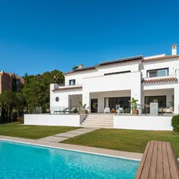 Frontline Golf villa with panoramic views over the Santa Maria Golf in Elviria, Nueva Andalucia Picture 11