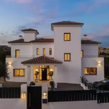 Frontline Golf villa with panoramic views over the Santa Maria Golf in Elviria, Nueva Andalucia Picture 32