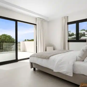 Refurbished 4-bedroom modern villa with sea views in La Alquería, Benahavís Picture 15