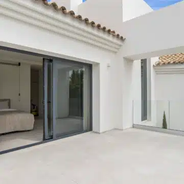 Refurbished 4-bedroom modern villa with sea views in La Alquería, Benahavís Picture 18