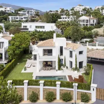 Refurbished 4-bedroom modern villa with sea views in La Alquería, Benahavís Picture 30