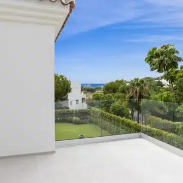 Refurbished 4-bedroom modern villa with sea views in La Alquería, Benahavís Picture 19