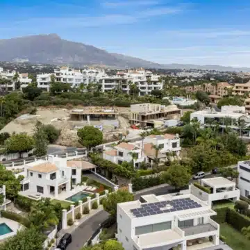 Refurbished 4-bedroom modern villa with sea views in La Alquería, Benahavís Picture 31