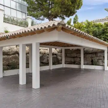 Refurbished 4-bedroom modern villa with sea views in La Alquería, Benahavís Picture 13