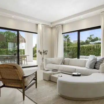 Refurbished 4-bedroom modern villa with sea views in La Alquería, Benahavís Picture 1