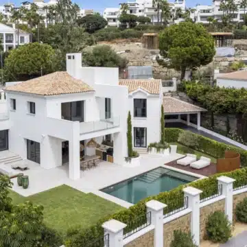 Refurbished 4-bedroom modern villa with sea views in La Alquería, Benahavís Picture 32