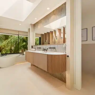 Majestic villa with beautiful open views in Las Chapas, Marbella East Picture 11