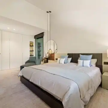 Majestic villa with beautiful open views in Las Chapas, Marbella East Picture 6