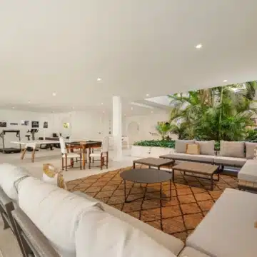 Majestic villa with beautiful open views in Las Chapas, Marbella East Picture 25