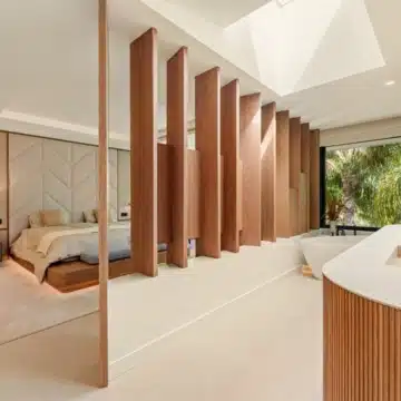 Majestic villa with beautiful open views in Las Chapas, Marbella East Picture 12