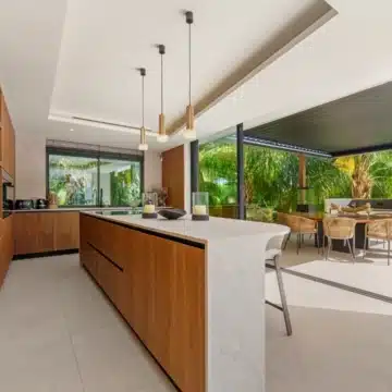 Majestic villa with beautiful open views in Las Chapas, Marbella East Picture 29