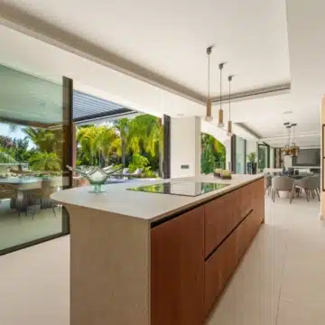 Majestic villa with beautiful open views in Las Chapas, Marbella East Picture 30