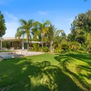 Majestic villa with beautiful open views in Las Chapas, Marbella East Picture 33