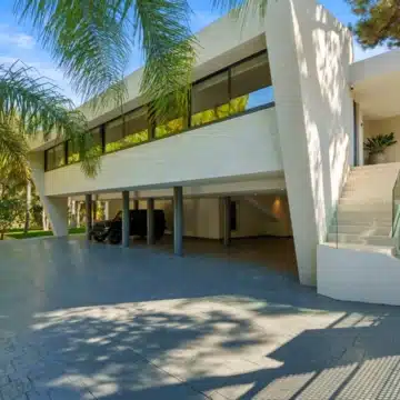 Majestic villa with beautiful open views in Las Chapas, Marbella East Picture 35