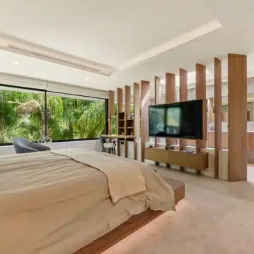 Majestic villa with beautiful open views in Las Chapas, Marbella East Picture 2