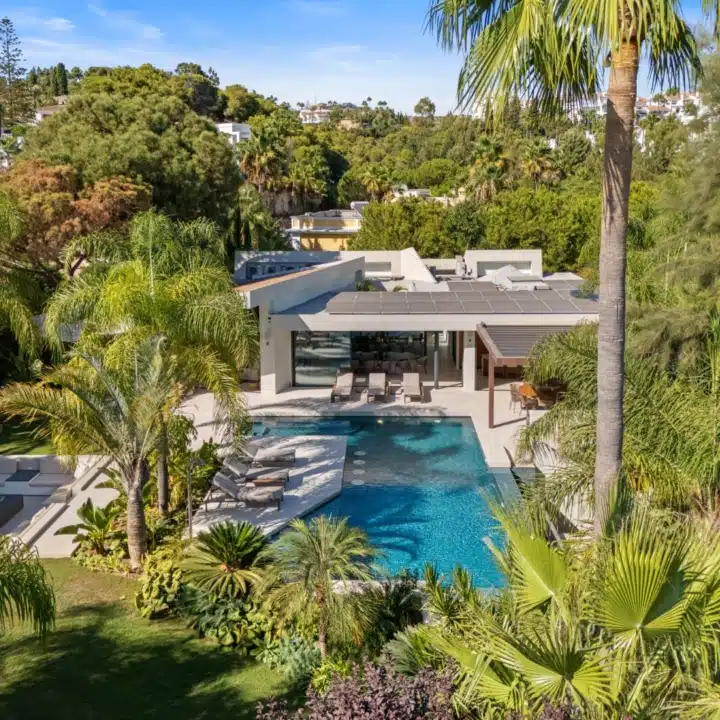 Majestic villa with beautiful open views in Las Chapas, Marbella East Picture