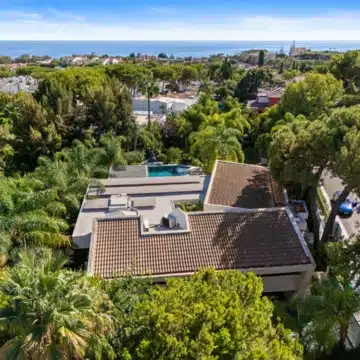 Majestic villa with beautiful open views in Las Chapas, Marbella East Picture 46