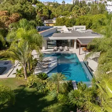 Majestic villa with beautiful open views in Las Chapas, Marbella East Picture 48