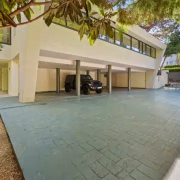 Majestic villa with beautiful open views in Las Chapas, Marbella East Picture 14