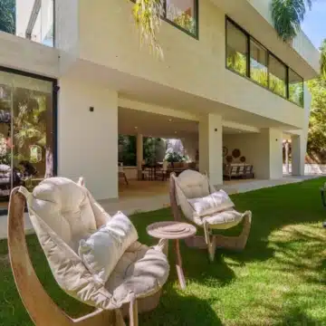 Majestic villa with beautiful open views in Las Chapas, Marbella East Picture 15