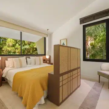 Majestic villa with beautiful open views in Las Chapas, Marbella East Picture 8