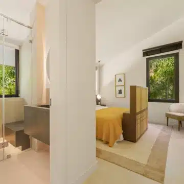 Majestic villa with beautiful open views in Las Chapas, Marbella East Picture 16