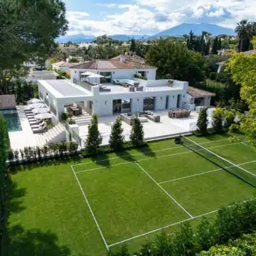 Brand new villa with modern design and classic Andalusian charm in Rocío de Nagüeles, Marbella Picture 2