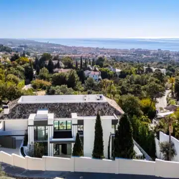 Marvellous 6-bedroom villa in the privileged gated community of Cascada de Camoján, Marbella Golden Mile Picture 2