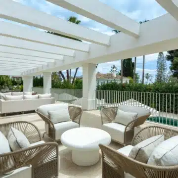 Brand new villa with modern design and classic Andalusian charm in Rocío de Nagüeles, Marbella Picture 17