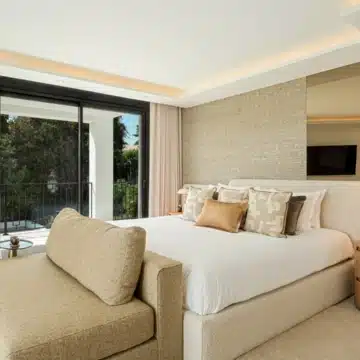 Refurbished 4-bedroom luxury villa with sea views in Rocio de Nagüeles, Marbella Golden Mile Picture 13