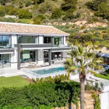 Marvellous 6-bedroom villa in the privileged gated community of Cascada de Camoján, Marbella Golden Mile Picture 19