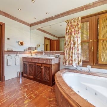 Andalusian-style villa with panoramic sea views in Las Lomas del Marbella Club, Marbella Picture 15