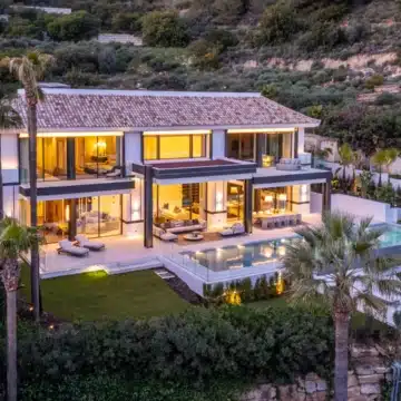 Marvellous 6-bedroom villa in the privileged gated community of Cascada de Camoján, Marbella Golden Mile Picture 4