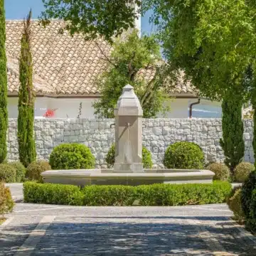 Exceptional villa nestled in one of Marbella’s most prestigious location of Cascada de Camoján Picture 13