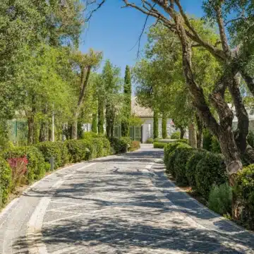Exceptional villa nestled in one of Marbella’s most prestigious location of Cascada de Camoján Picture 15