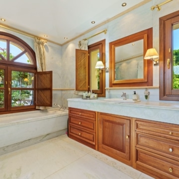 Andalusian-style villa with panoramic sea views in Las Lomas del Marbella Club, Marbella Picture 12