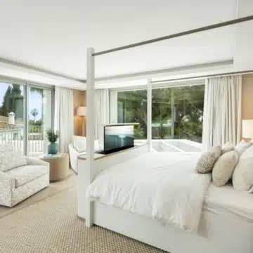 Brand new villa with modern design and classic Andalusian charm in Rocío de Nagüeles, Marbella Picture 1