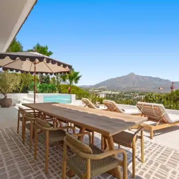 Extraordinary villa with panoramic sea views in the heart of Nueva Andalucía, Marbella Picture 3