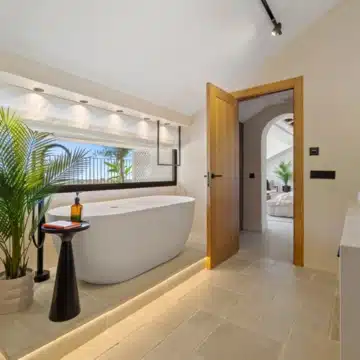 Extraordinary villa with panoramic sea views in the heart of Nueva Andalucía, Marbella Picture 19